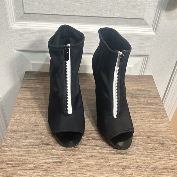 ALDO BLACK STILETTOS/BOOTIE HIGH HEELS ZIPPER SIZE 8.5 - Picture 4 of 7